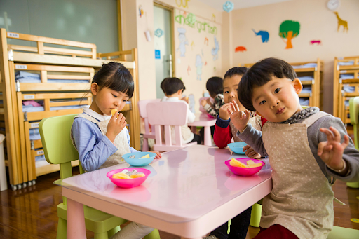 children having lunch at school