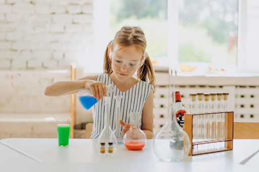 smal girl doing chemistry experiment